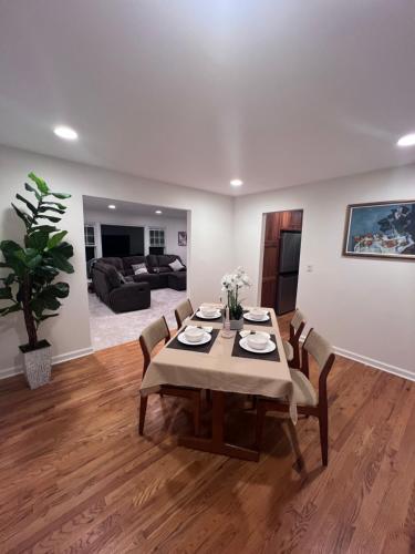 Mount OliveCozy Budd Lake Cul-de-Sac Home Lodge的带桌椅和沙发的客厅