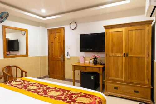 Una televisión o centro de entretenimiento en Hoang Anh Star Boutique Hotel