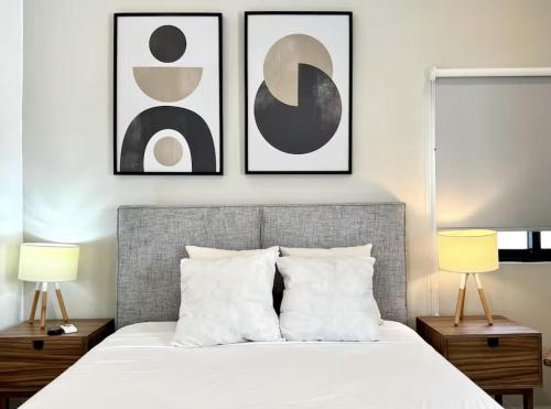 Un dormitorio con una cama con tres cuadros en la pared. en Casa Saasil with Starlink & Private Pool, en Progreso