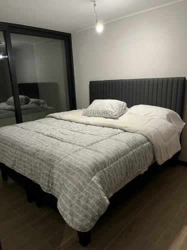 Giường trong phòng chung tại Departamento Agua Santa Recreo Alto