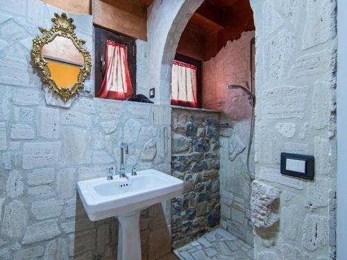 un baño con lavabo y espejo en Chic Apartment with Outdoor Serenity, en Sansepolcro