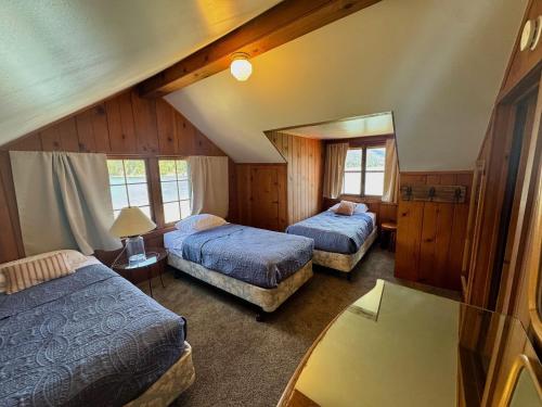 une chambre d'hôtel avec deux lits et une table dans l'établissement Wishon Lake Front, Price Reduced, 3day Min, à Bass Lake