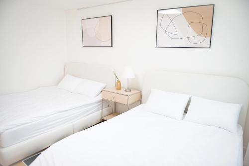 Postel nebo postele na pokoji v ubytování New open sale Haebangchon stay Itaewon Myeongdong Hongdae Insadong Gyeongbokgung palace