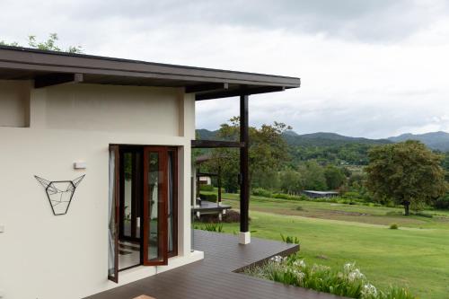 Pemandangan gunung umum atau pemandangan gunung yang diambil dari resort