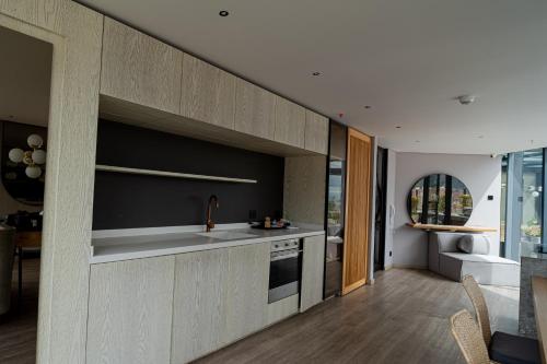 a kitchen with wooden walls and a counter top at Espectacular Apartaestudio con Piscina sobre la calle 100 in Bogotá