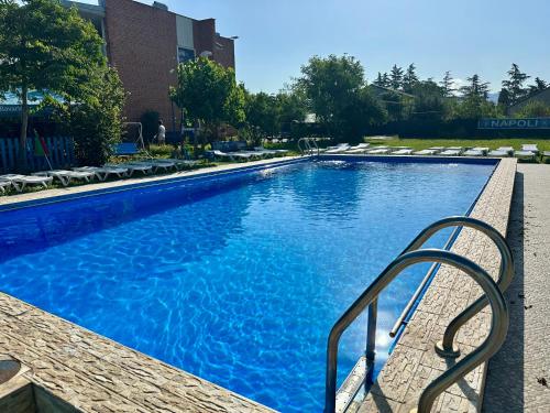 Bassein majutusasutuses Napoli Nataxtari hotel,pool,bar,kamping või selle lähedal