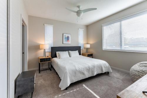 een slaapkamer met een bed en een plafondventilator bij Daytona 2BR w Parking – Family Pet Friendly in Daytona Beach