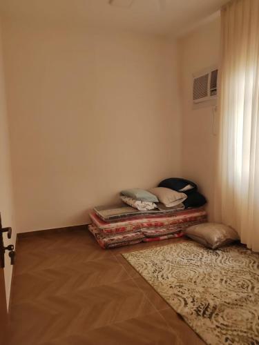 Cette chambre comprend un lit avec des oreillers et un tapis. dans l'établissement Seasons 3, à Salalah