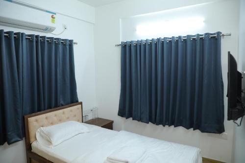 Postel nebo postele na pokoji v ubytování Aashhiana Guest House Entire 2BHK Service Apartments Kolkata