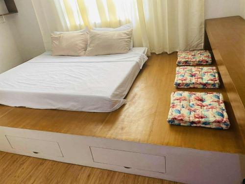 Postel nebo postele na pokoji v ubytování roberts loft 8kt1 mesaverte near SM and Ayala