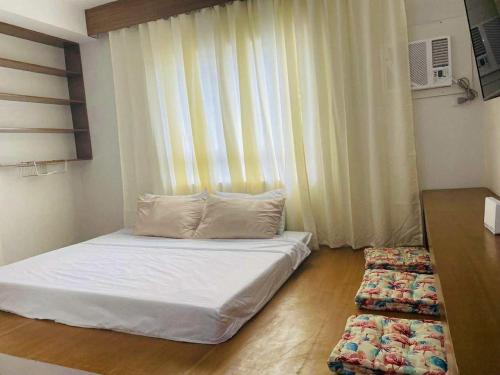 Una cama o camas en una habitación de roberts loft 8kt1 mesaverte near SM and Ayala