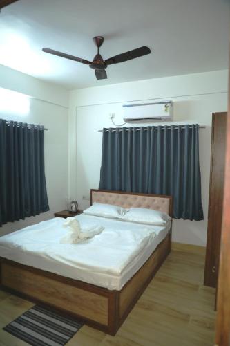 Postel nebo postele na pokoji v ubytování Aashhiana Guest House Entire 2BHK Service Apartments Kolkata