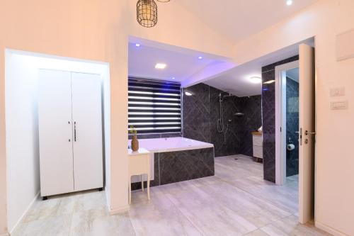 Un baño de כלנית ריזורט - צימרים כפריים קסומים עם ג'קוזי ובריכה מחוממת ליד הכנרת