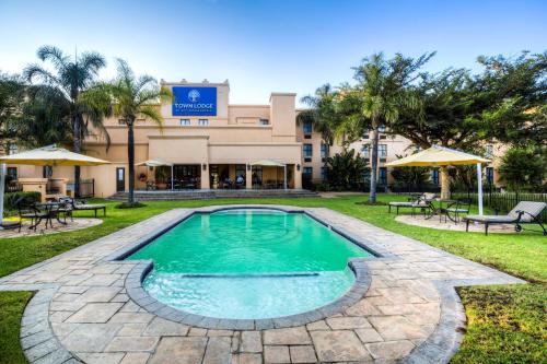 a swimming pool in front of a building at Town Lodge Polokwane in Polokwane