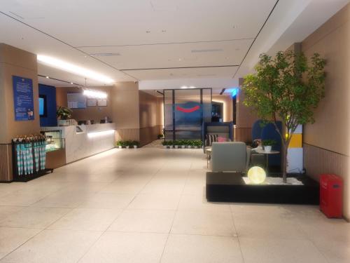 Un vestíbulo de un hospital con una sala de espera y una sala de esperaasteryasteryastery en Xiangshang Hotel&Canton Fair Shuttle Bus, en Guangzhou