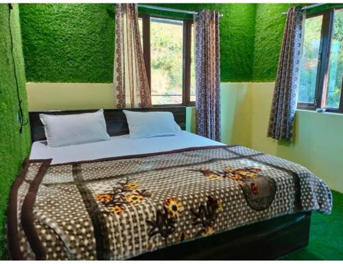 a bedroom with a bed with flowers on it at Sumangalam Homestay सुमंगलम होमस्टे in Devaprayāg