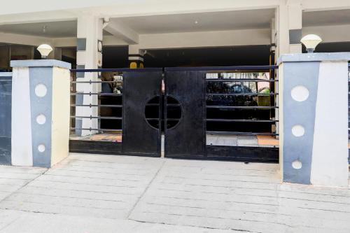 a black door with a roundigunigunigunigunigunigunigunigunigunigun at Super Collection O Begumpet Formerly Alpine Glow Sunrise in Hyderabad