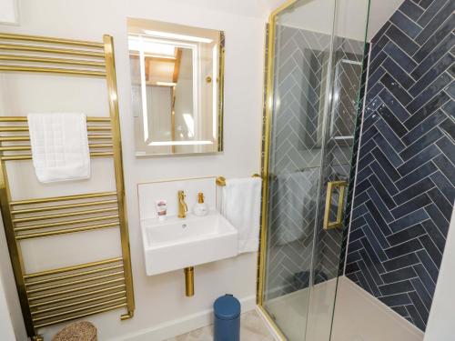 a bathroom with a sink and a shower at Wyncliffe in Chipping Campden