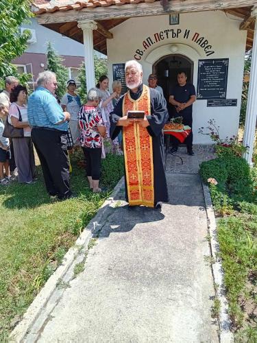 a man is standing in front of a group of people at Винарна-Славовица in Kalugerovo