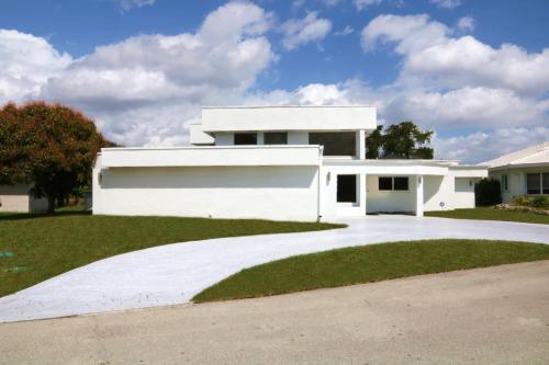 a white house with a driveway at The Monochrome Villa in Fort Lauderdale
