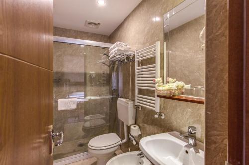 A bathroom at Hotel Rome Love- close to Roma Termini