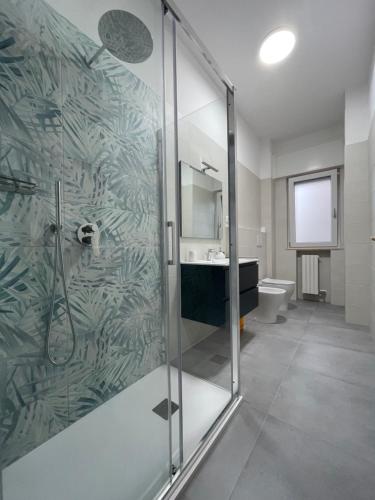Un baño con ducha de cristal con lavabo e inodoro. en Relax in Taranto, en Taranto