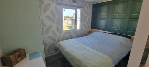 Ένα ή περισσότερα κρεβάτια σε δωμάτιο στο ML23 8 BERTH CARAVAN GOLDEN PALM CHAPEL ST LEONARDS