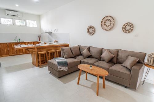 una sala de estar con un sofá y una mesa en Semeton Villas, en Gili Trawangan