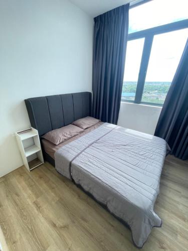 Un dormitorio con una cama y una ventana grande. en Hann's Residence 2 - Anna 温馨公寓式的住宅, en Sibu