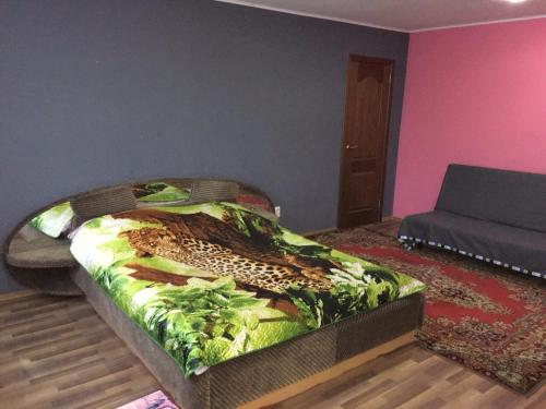 モンチェゴルスクにあるApartments on pr.Metallurgovのベッドルーム1室(ヒョウの毛布付きのベッド1台付)