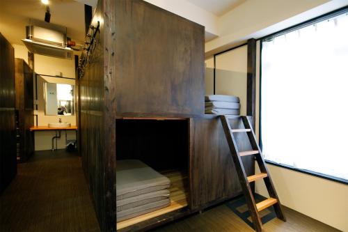 那覇市にあるゴールデンシャワー1棟貸切のはしご付きの二段ベッドのある部屋