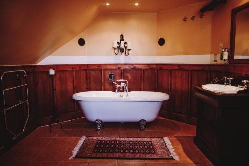 オニックにあるThe Lodge On The Loch Onichの浴槽と2つの洗面台を備えた広いバスルーム