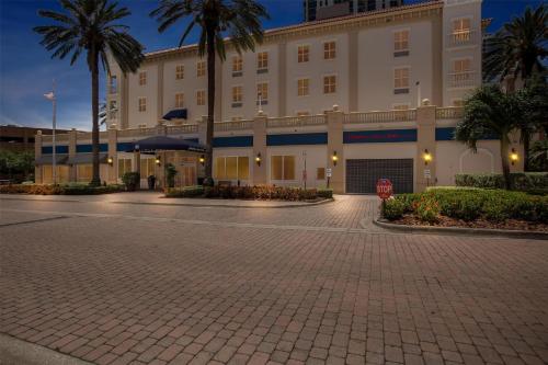 a building with a stop sign in front of it at Hampton Inn & Suites St. Petersburg/Downtown in St. Petersburg