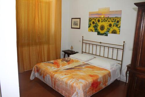 a bedroom with a bed and a painting on the wall at Villa Lilia by Let in Siena