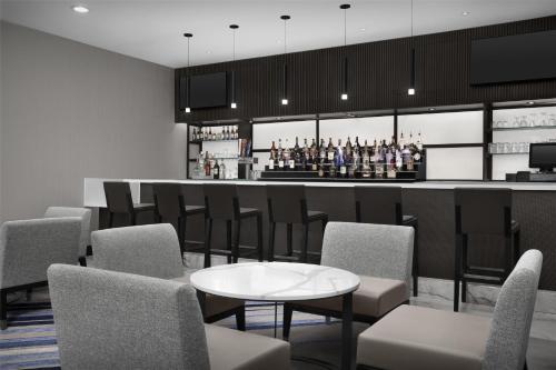Ruang duduk di Embassy Suites by Hilton Dallas Near the Galleria