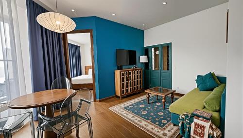 a living room with a bed and a dining room at Chambay Golden Breeze Palm in Ấp Thiẹn Ái
