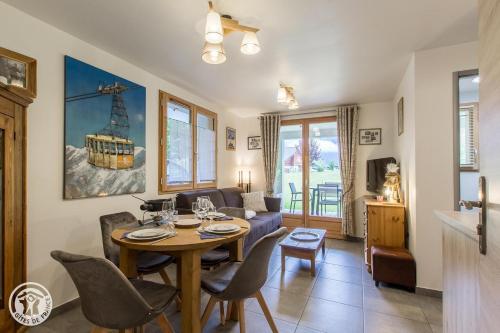 un salon avec une table et un canapé dans l'établissement Chalet des Morets, à Saint-Gervais-les-Bains