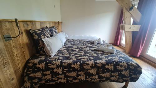 a bedroom with a bed with a wooden head board at Domaine de Rozan - Col de Porte, Chartreuse - Grenoble in Sarcenas