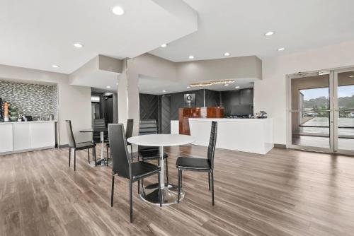 a kitchen and dining room with a table and chairs at Quality Inn Auburn Campus Area I-85 in Auburn