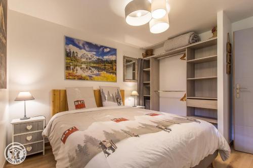 - une chambre avec un grand lit blanc dans l'établissement Chalet des Morets, à Saint-Gervais-les-Bains