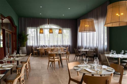 Un restaurante o sitio para comer en Wyndham Alltra Punta Cana All Inclusive Resort