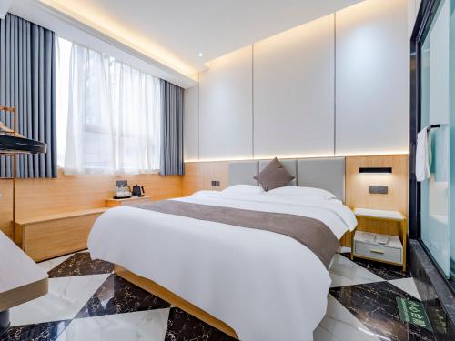 Ένα ή περισσότερα κρεβάτια σε δωμάτιο στο Yijia Hotel -Jiefangbei Hongya Cave