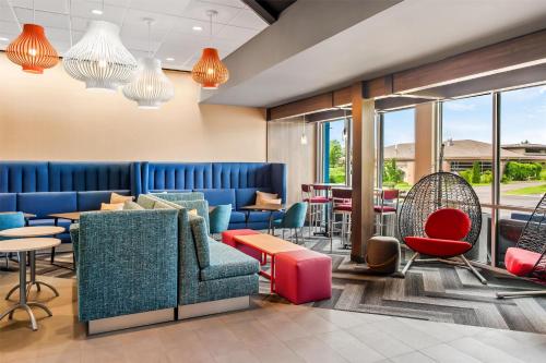 Ein Sitzbereich in der Unterkunft Tru By Hilton Holland, Mi