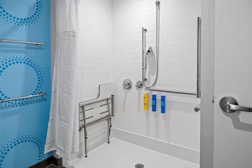 Ein Badezimmer in der Unterkunft Tru By Hilton Holland, Mi