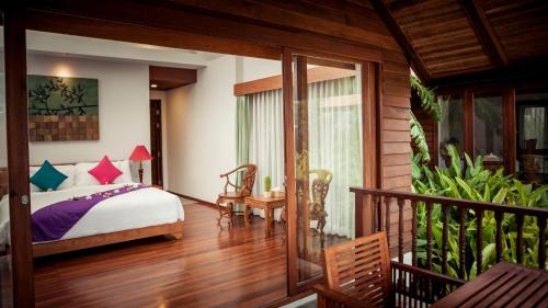 une chambre avec un lit et un balcon dans l'établissement Farmers Villa, à Mae Nam Beach