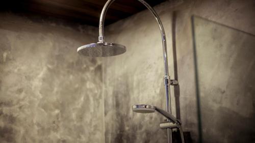 une douche avec pommeau de douche dans une salle de bain dans l'établissement Farmers Villa, à Mae Nam Beach