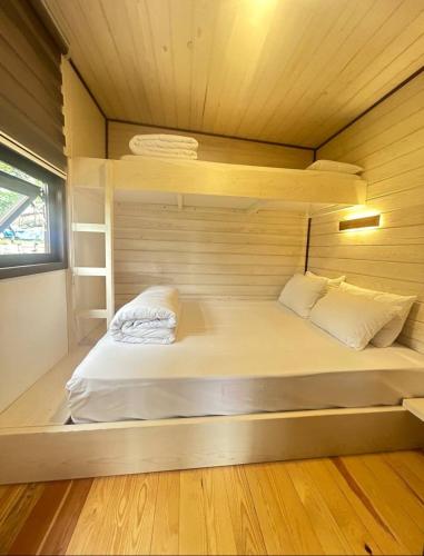 Voodi või voodid majutusasutuse Danzi camping tiny house toas