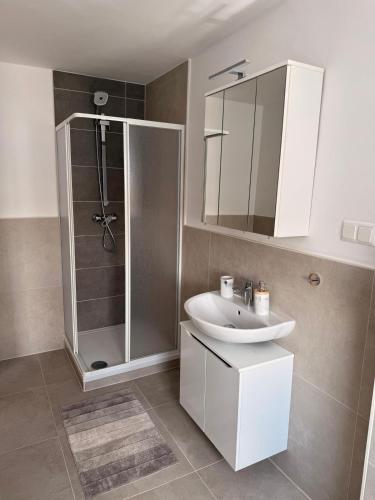 Ένα μπάνιο στο Appartement 2a - Gemütliche Wohnung mit Küchenzeile, Bad und Balkon
