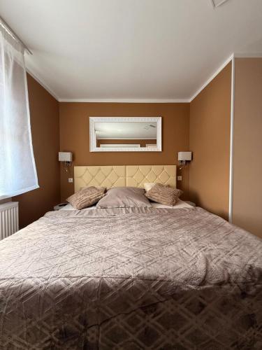 Ένα ή περισσότερα κρεβάτια σε δωμάτιο στο Appartement 2a - Gemütliche Wohnung mit Küchenzeile, Bad und Balkon
