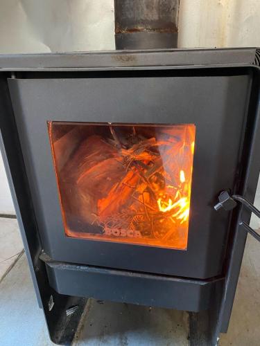 a stove with a fire inside of it at Cabaña El Ingenio in El Ingenio